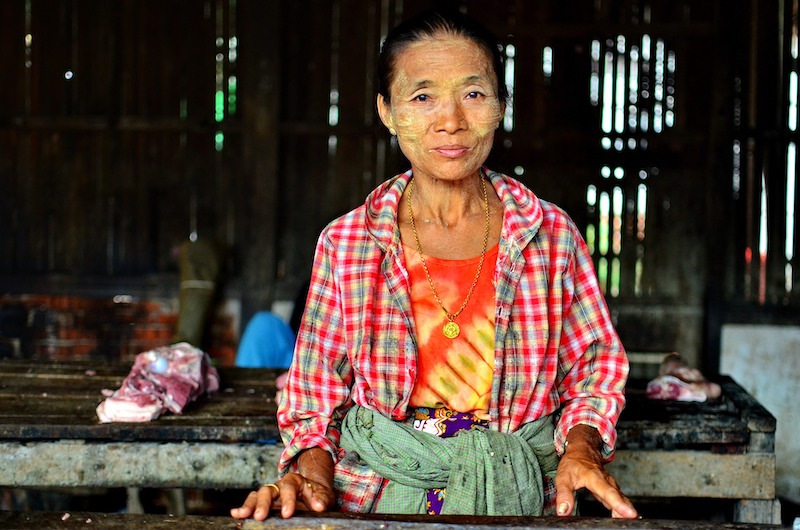 ミャンマーの美しい伝統衣装ロンジーとフェイスペイント「タナカ」