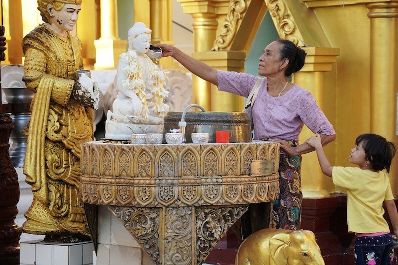 独特の世界感を持つミャンマー仏教の概要と歴史パゴダでの参拝方法