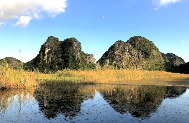 《ベトナムの原風景で川下り！》秘境！ヴァンロンでの川下りと巨大寺院バイディン寺を巡るツアー