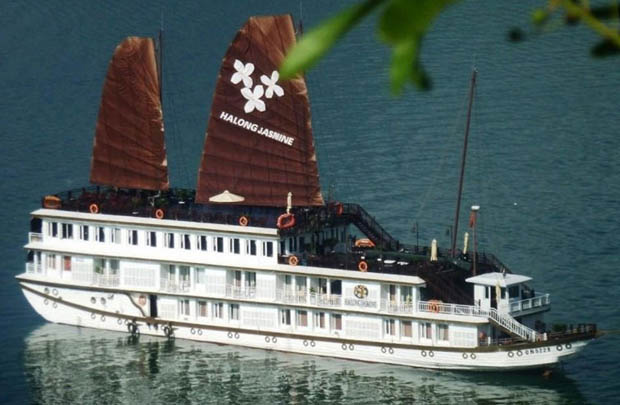 《世界遺産 贅沢な旅》世界遺産ハロン湾ボート宿泊ツアージャスミンボート
