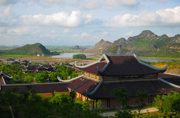 《東南アジア最大の仏教寺院を巡る！》巨大寺院バイディン寺&チャンアン渓谷川下りツアー