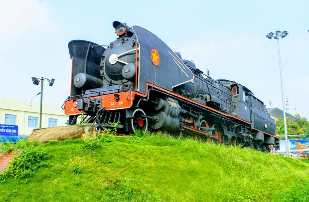 【盛りだくさん郊外ツアー！】ベトナム統一鉄道に乗るホーチミン発郊外日帰り列車旅 南部特産ザボンの村とベトナム陶器村訪問！