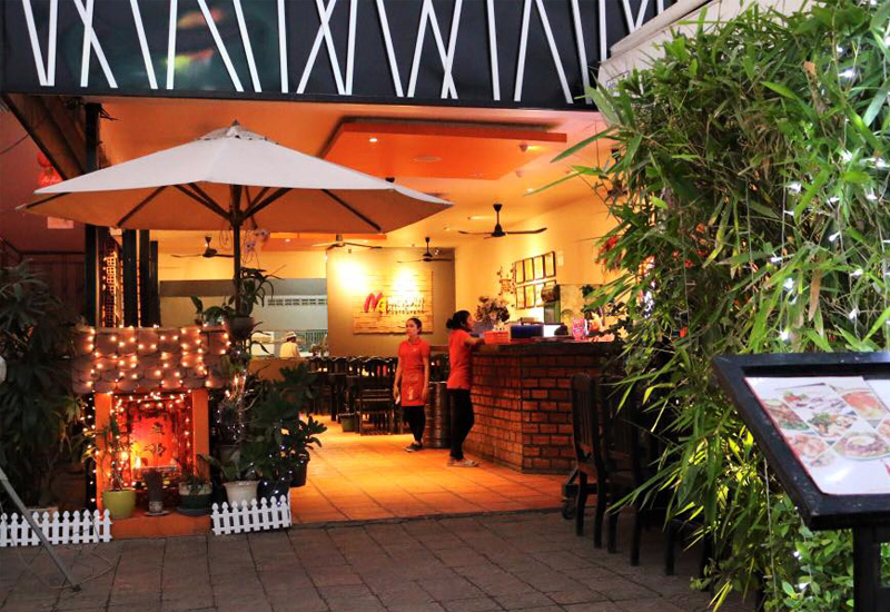 Mr Grill Restaurant ミスター グリル レストラン シェムリアップオススメのお店 Tnkトラベルjapan Mr Grill Restaurant ミスター グリル レストラン シェムリアップオススメのお店 Tnkトラベルjapan