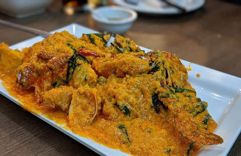 バンコクの名店！ソンブーンで食べる蟹カレー（プーパッポンカリー）
