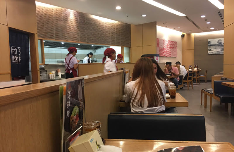 バンコクで大人気の日本食チェーン店『8番ラーメン』のトムヤンクラーメン
