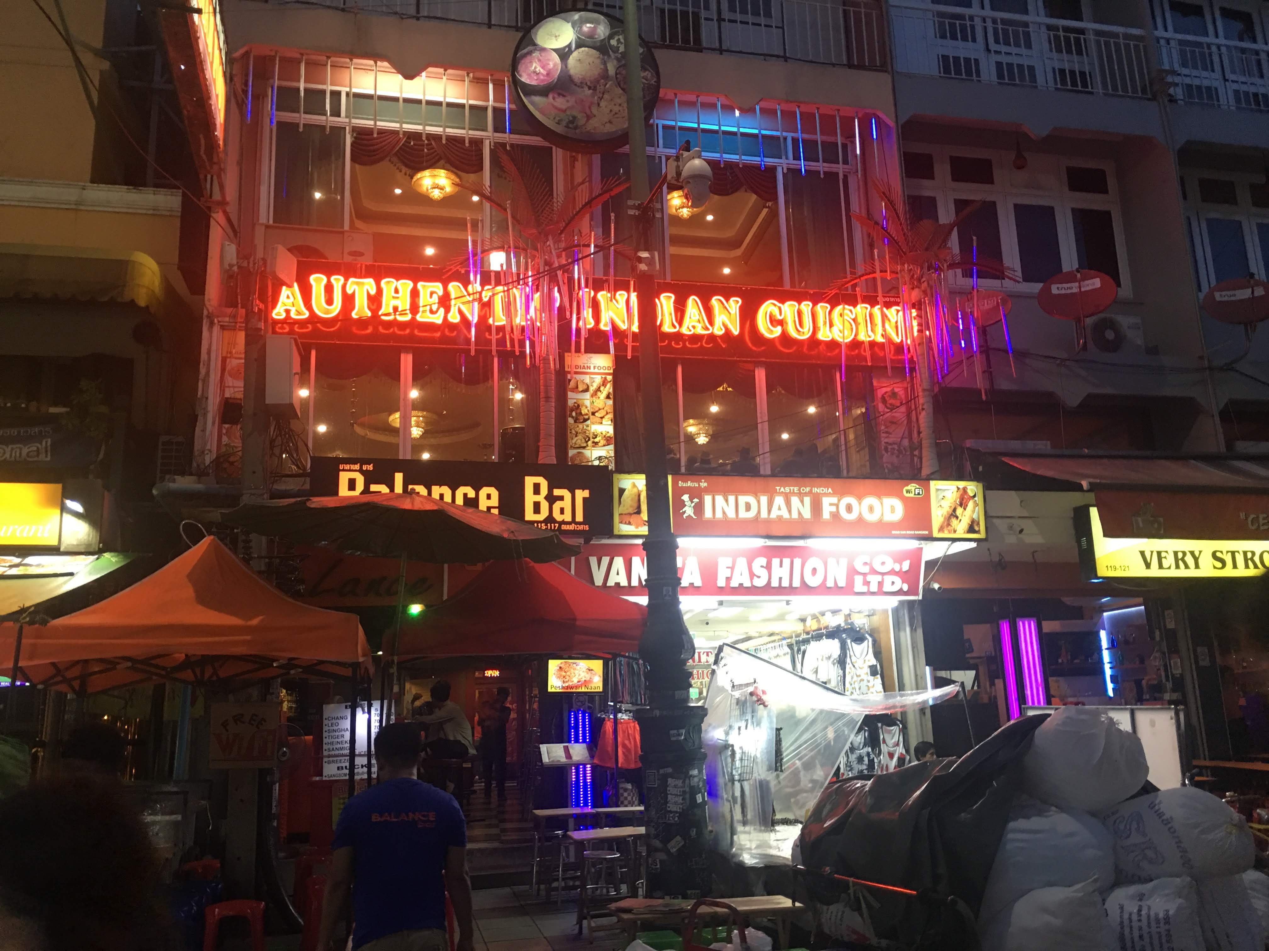 夜のカオサン通りのレストラン、バー、ダンスクラブからタイマッサージ
