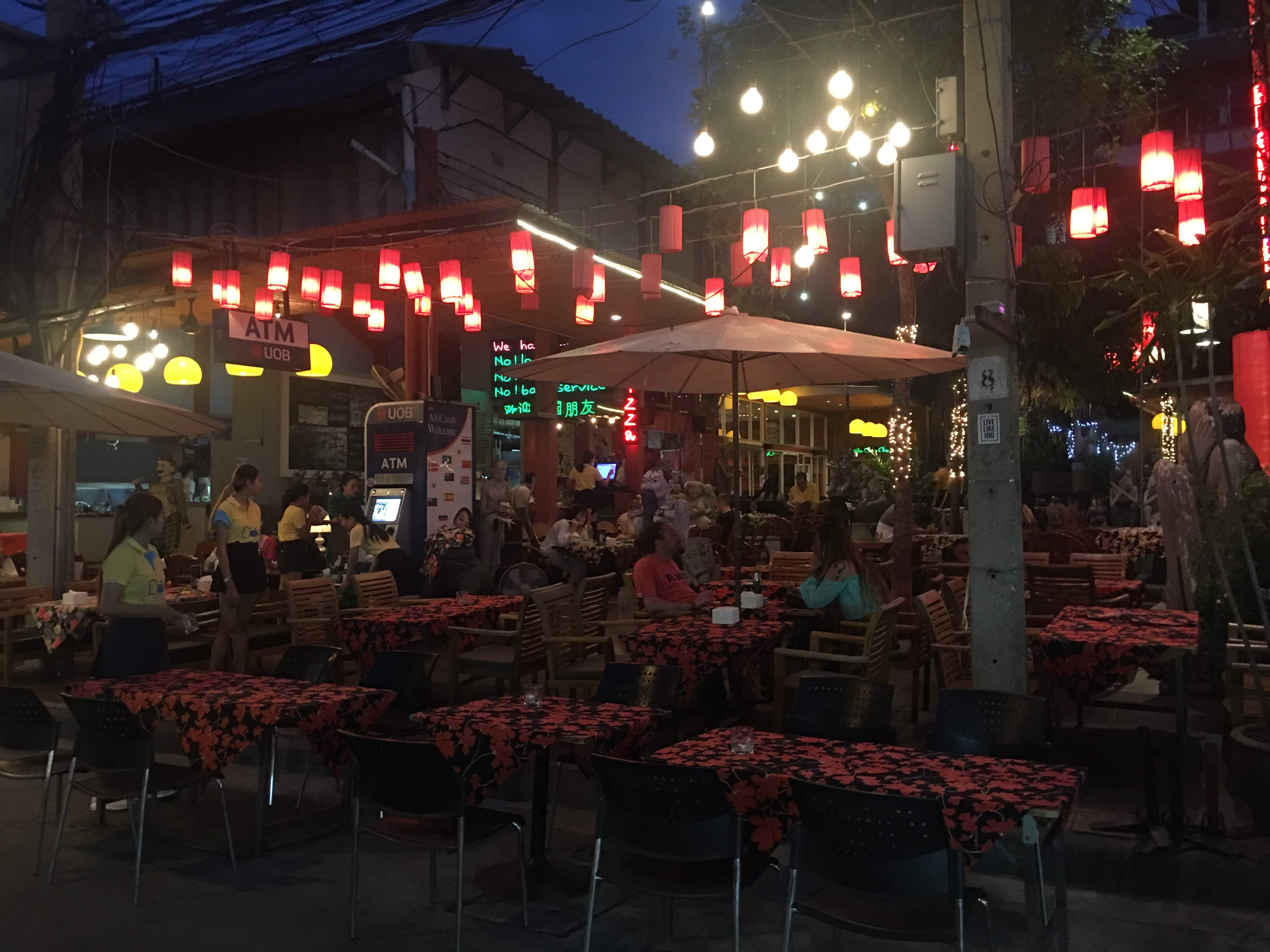 夜のカオサン通りのレストラン、バー、ダンスクラブからタイマッサージ
