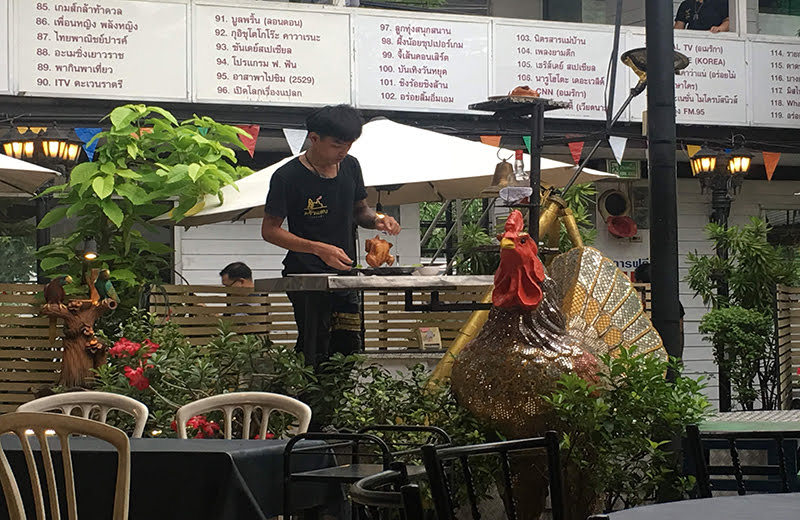 空飛ぶチキンを体験！バンコクの有名レストラン「Kra Thon (Flying Chicken)」