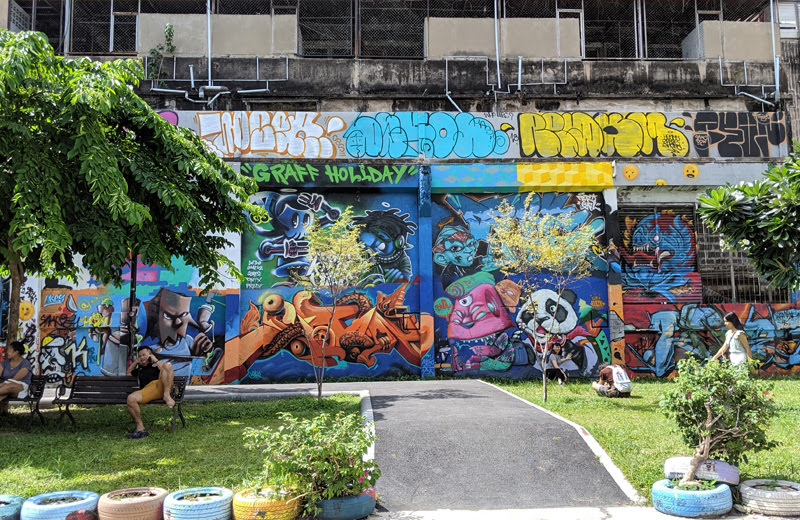 バンコクのカラフルなウォールアートが集まるチャールムラー公園