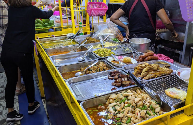 バンコクの中心地「サイアム」で屋台飯を食べるならここ！「Food +Plus」