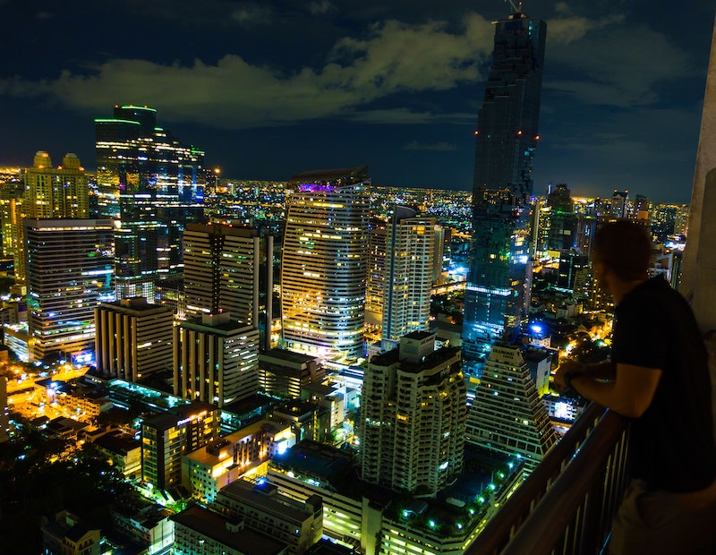 バンコクの夜景を一望できるルーフトップバー】リーズナブルに楽しめる「オクターブ」