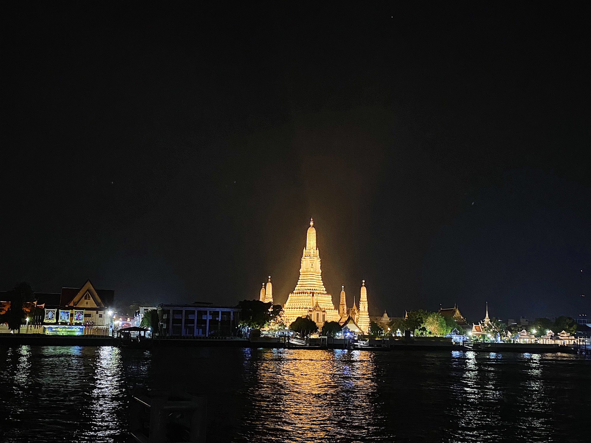 チャオプラヤー川沿いの夜景